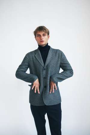 Men – Gösta wears CYRIL in #28 100% Virgin Wool